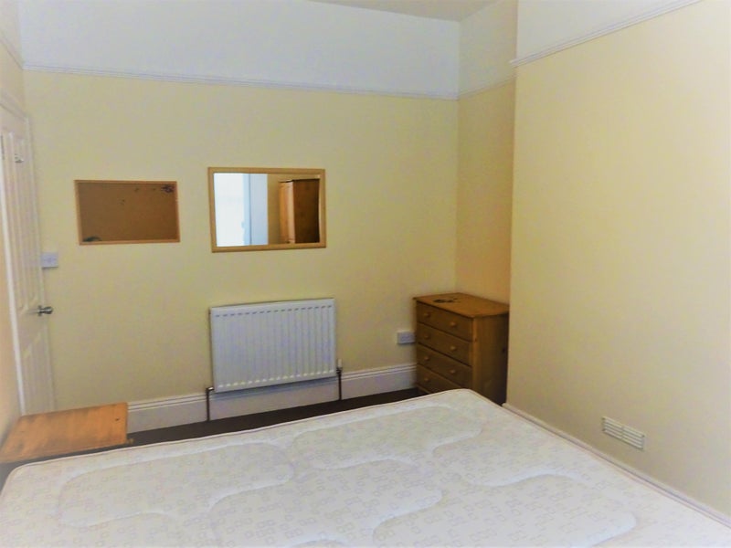 Photo 1: Large non ensuite room