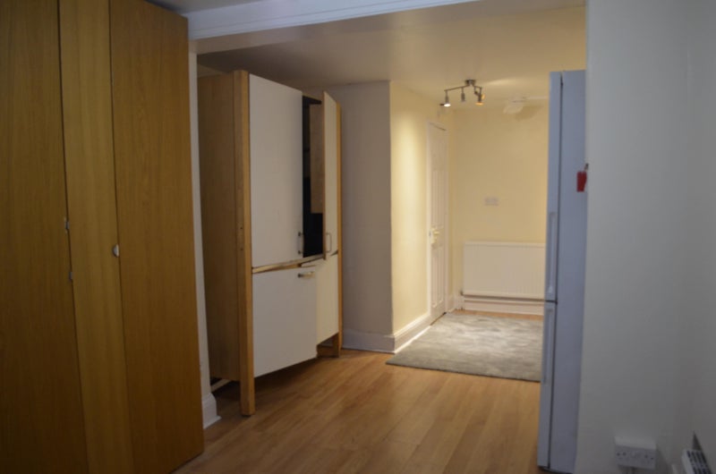 Photo 1: depth of room size larger than a double room