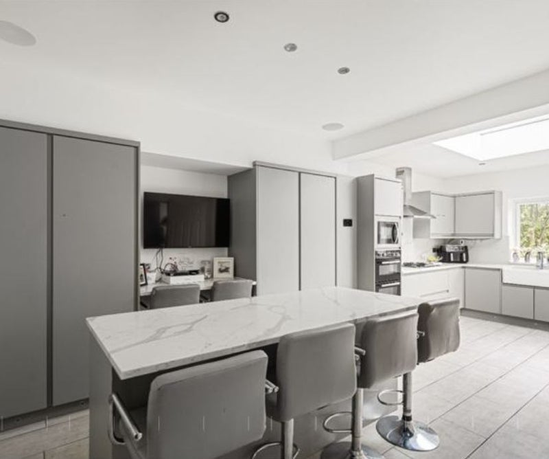 Photo 2: Kitchen bar