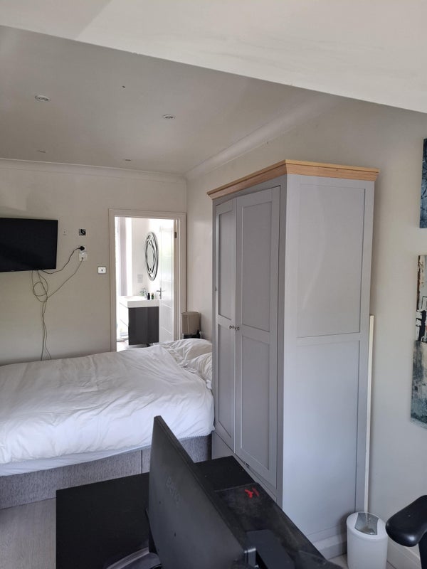 Photo 1: Wardrobe can stay or be removed