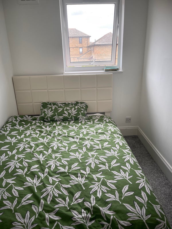 Photo 1: Double bedroom furnished