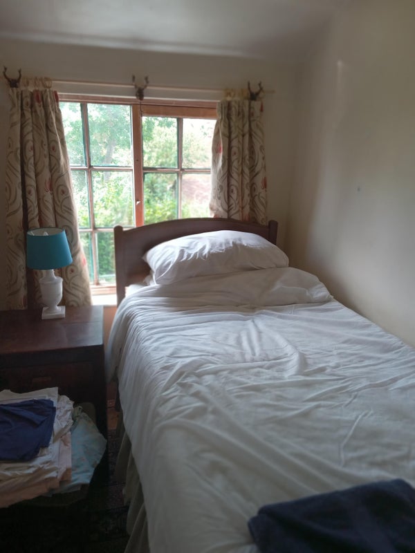 Photo 1: Small room comfy bed