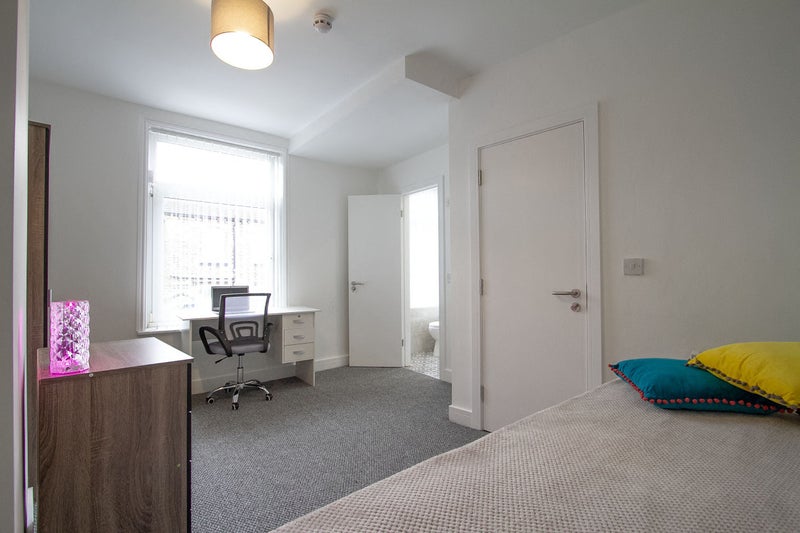 Photo 1: Room 4
