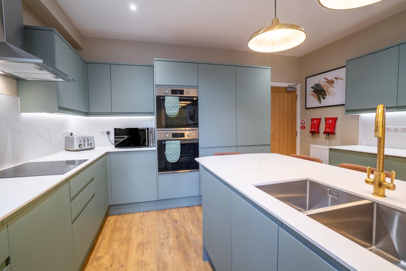 Photo 1: Luxury  -  Kitchen