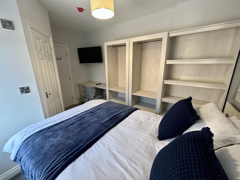 Photo 1: ROOM 4