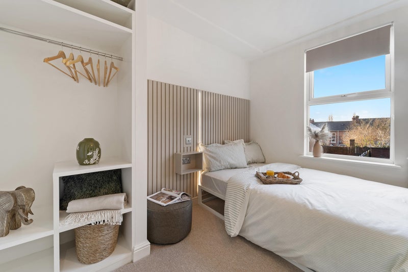Photo 1: ROOM 4