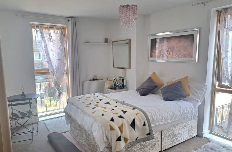 Photo 1: Bright, bedroom, 2 double wardrobes (round corner), table, mattress