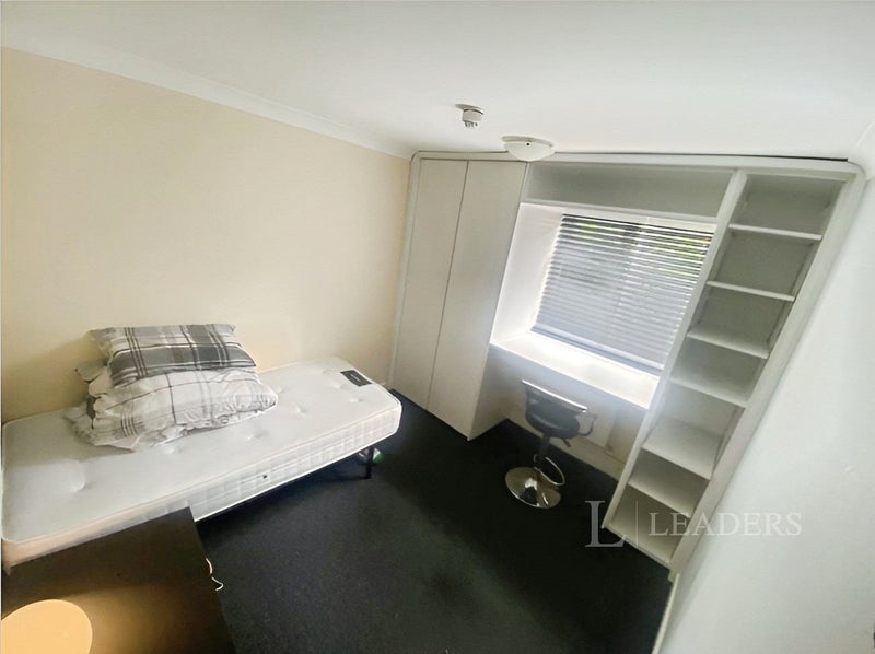 Apartment in Watford, North Watford - View 4