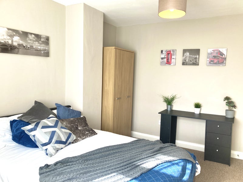 Photo 1: Room 5 - All bills included