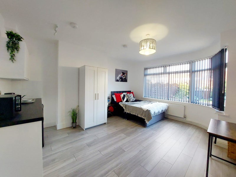 Photo 1: Room 1