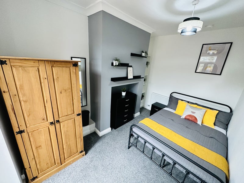 Photo 1: Room 2