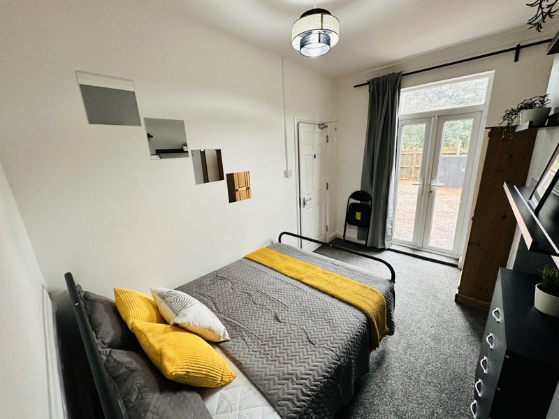 Photo 1: Room 2