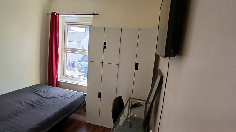 Photo 1: Double + Smart TV + Fridge