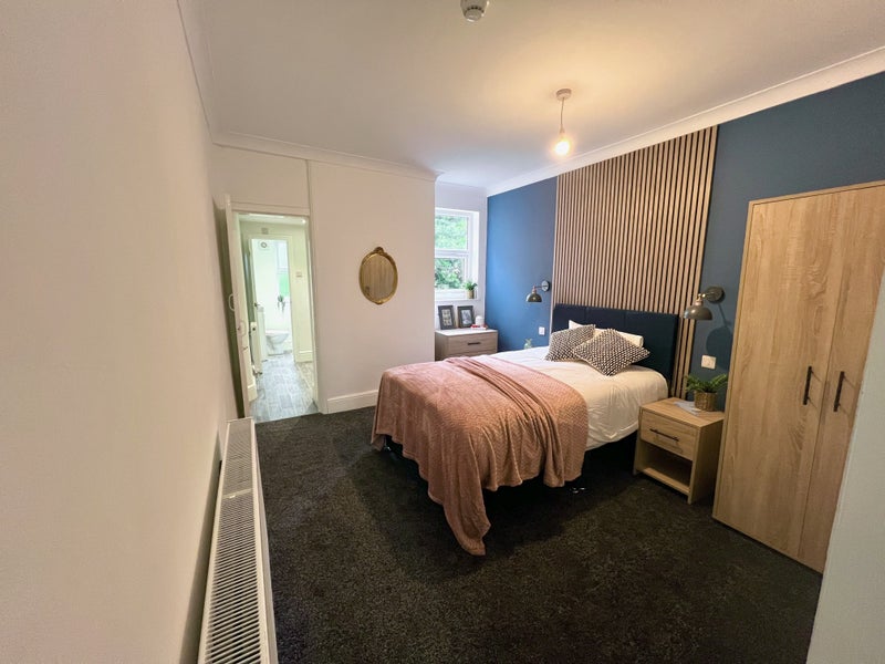 Photo 1: Room 5 (STUDIO)