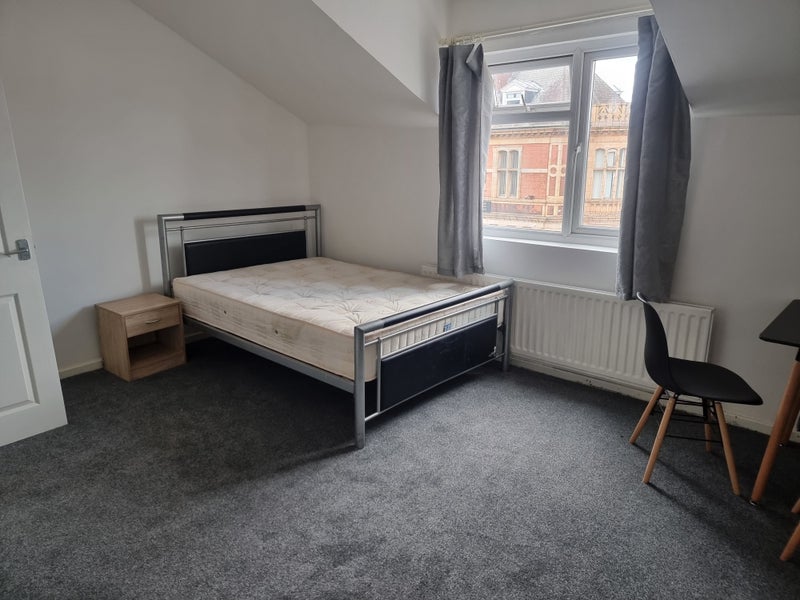Photo 1: Em suite room