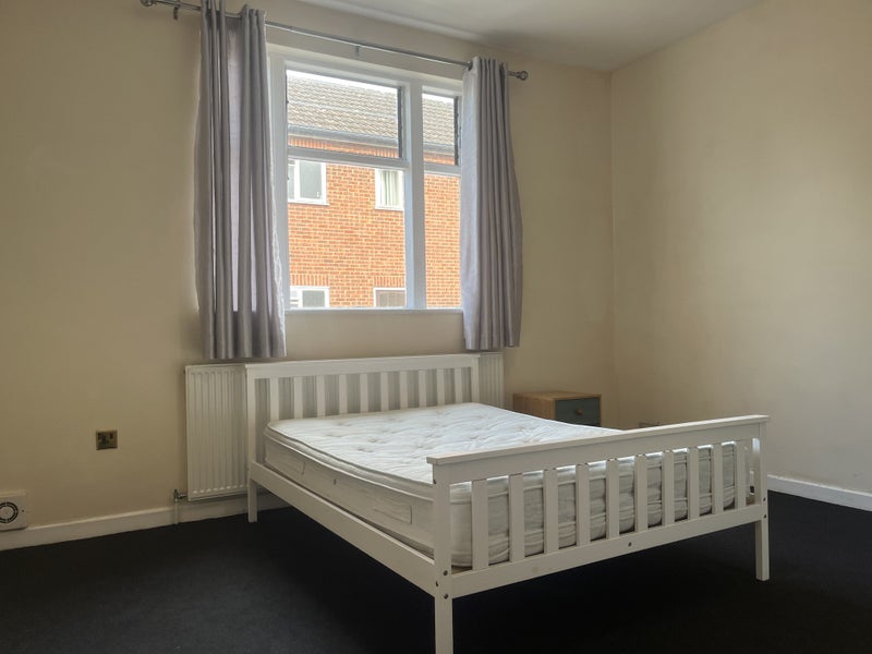 Photo 1: Double Bedroom 1