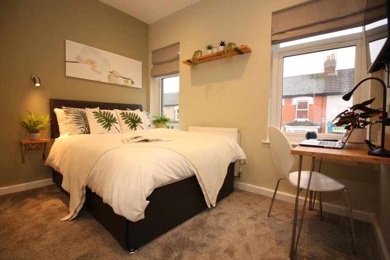 Photo 1: Large double bedroom with en-suite now available 
