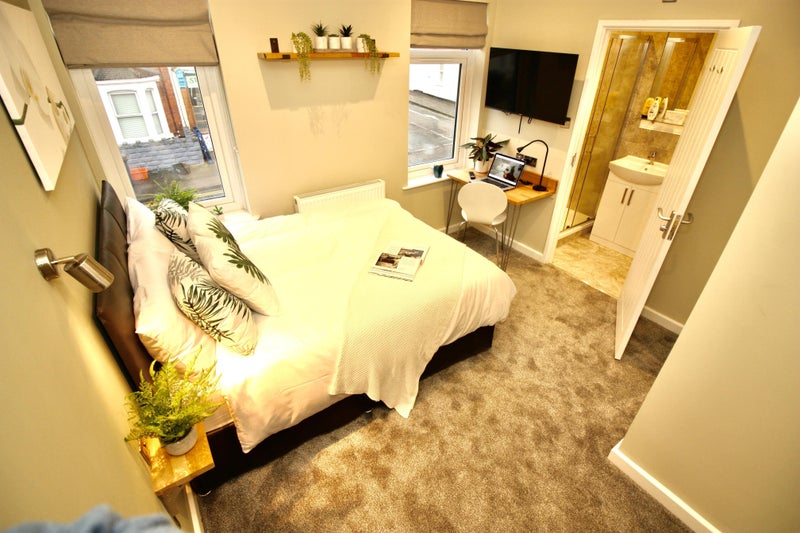 Photo 1: Large double bedroom with en-suite now available