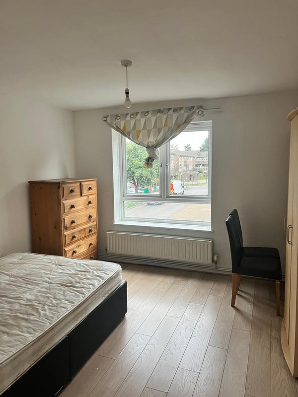 Photo 1: Room 1