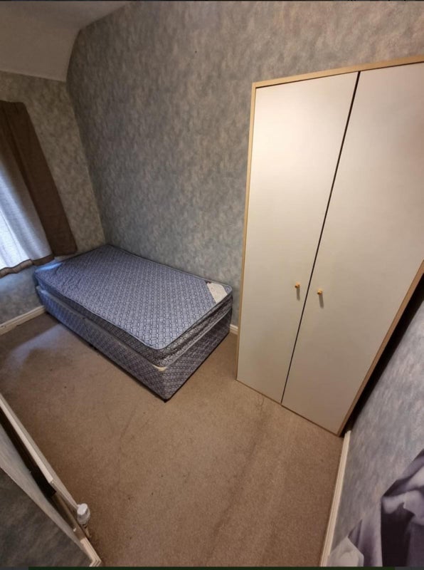 Photo 1: Single bedroom