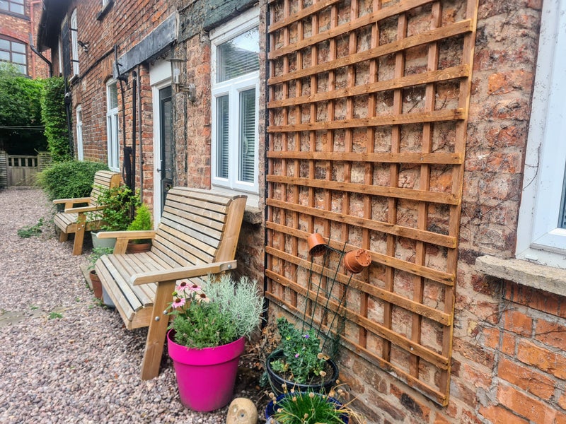 Photo 1: outside bench