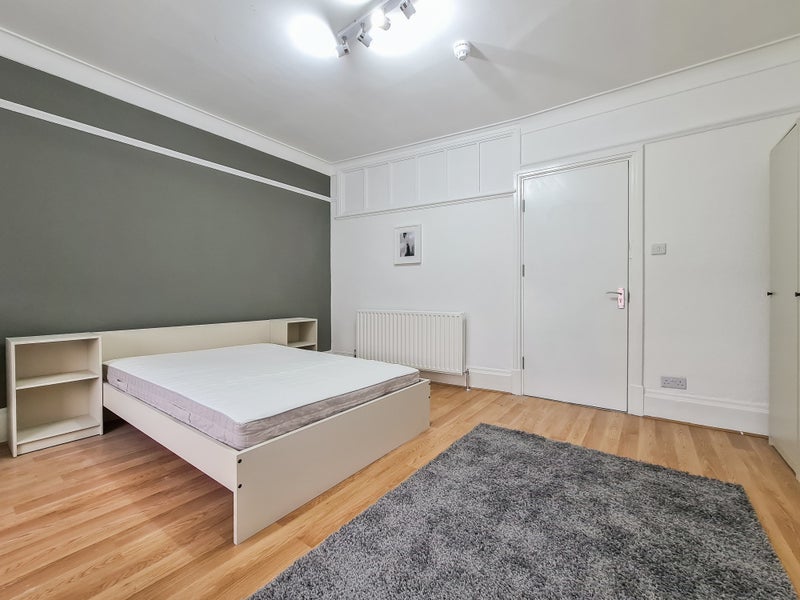 Photo 1: Room 4