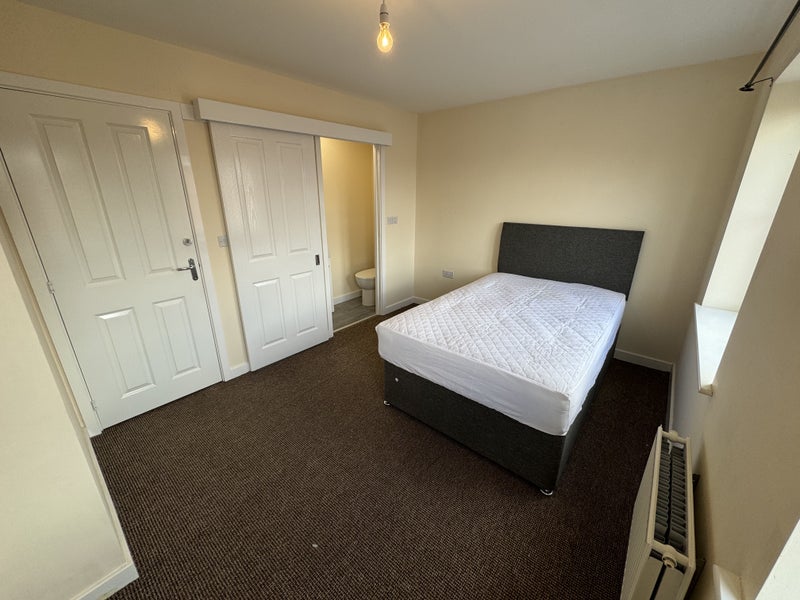 Photo 1: Room 4
