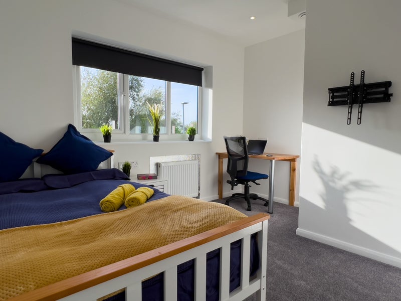 Photo 1: Bedroom