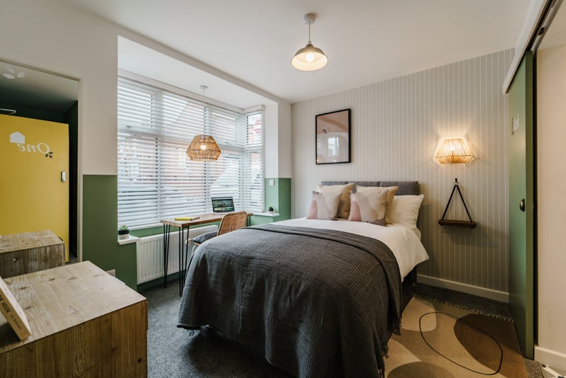 Photo 1: Room 1 En Suite
