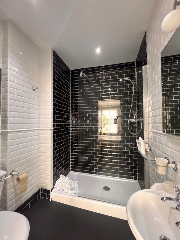 Photo 1: En-Suite