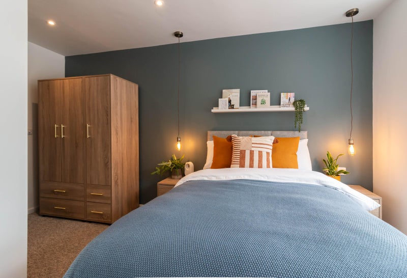 Photo 1: Spacious Modern Double Ensuite Room