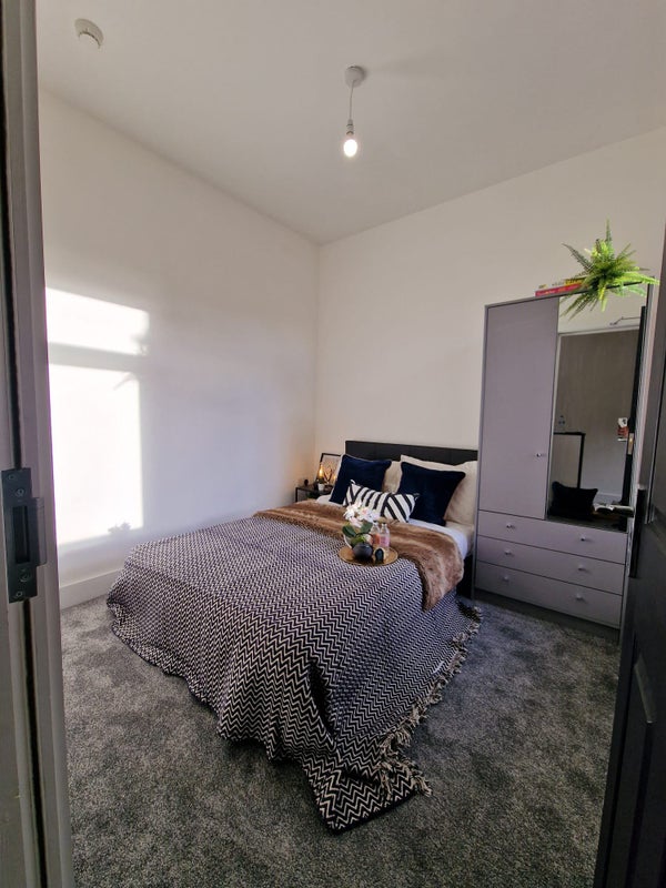 Photo 1: Room 4 Available