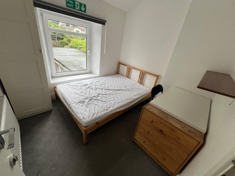 Photo 1: Bedroom 1