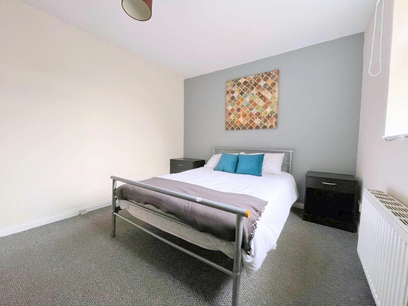 Photo 1: Room 1