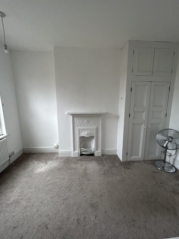 Photo 1: Large unfurnished room
