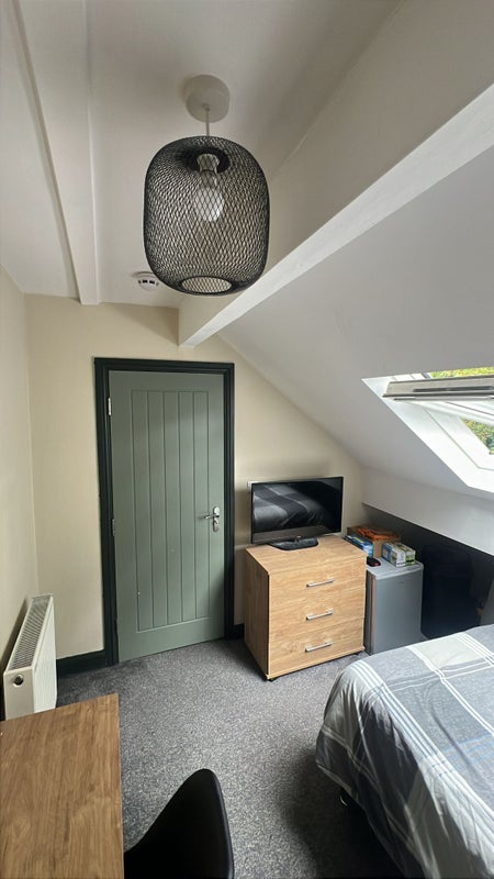 Photo 1: Bedroom