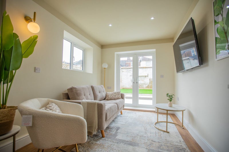 Photo 1: COMMUNAL LOUNGE