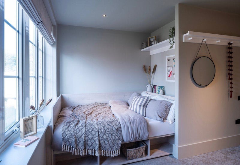 Photo 1: Bedroom