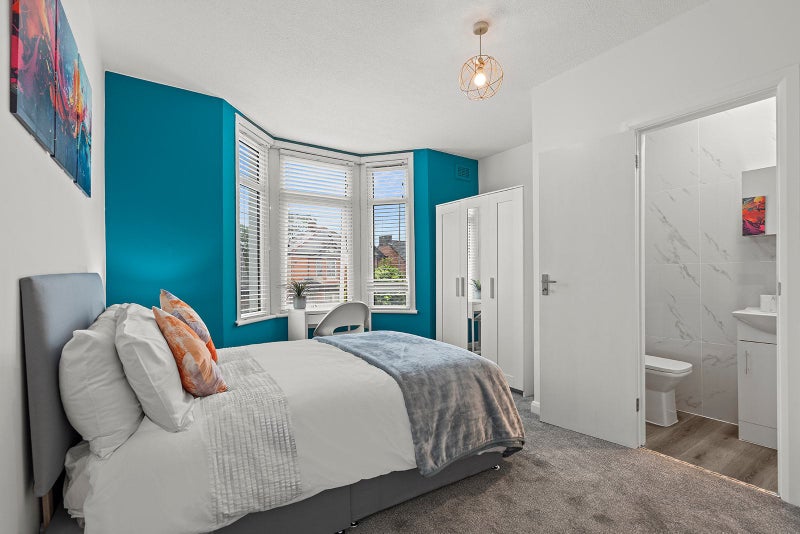 Photo 1: ROOM 1 EN-SUITE £825