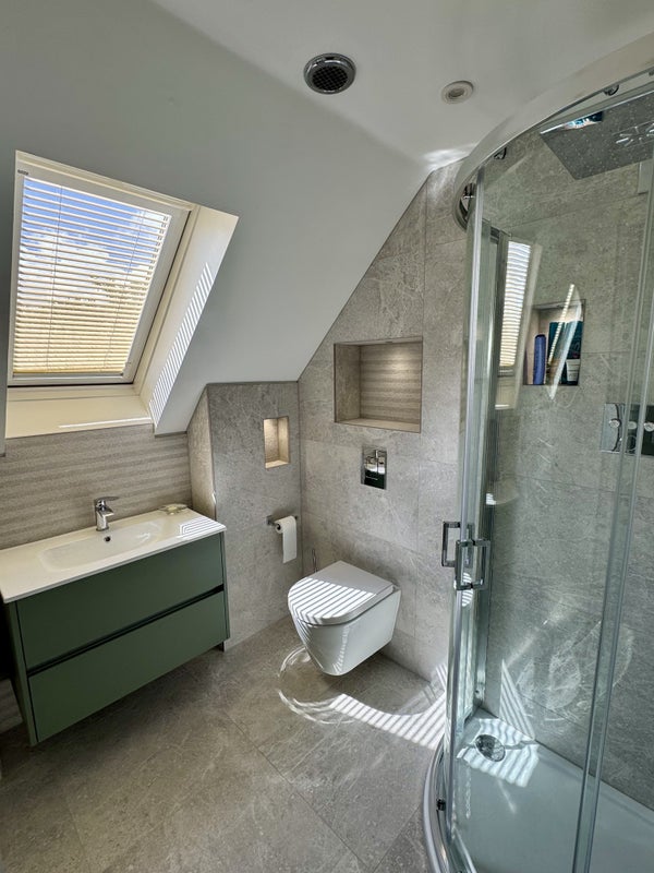 Photo 1: Large Double En-suite