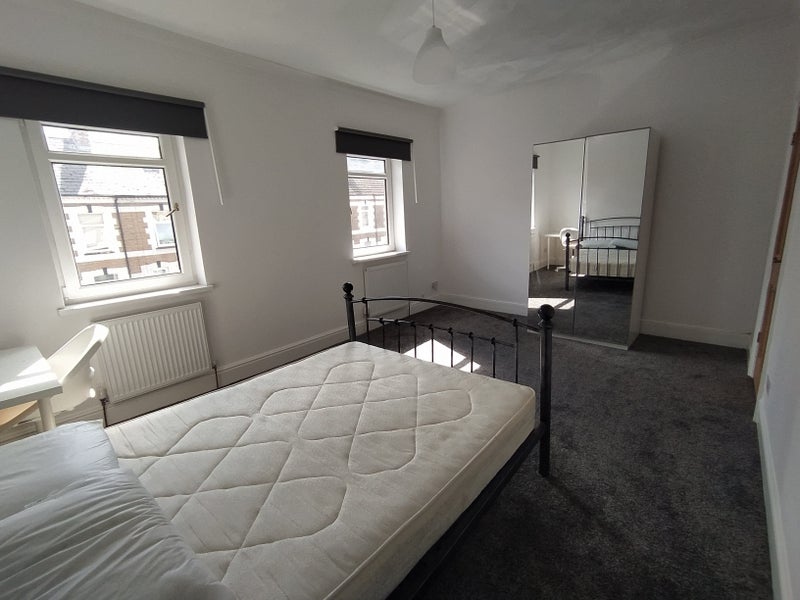 Photo 1: Bedroom 4