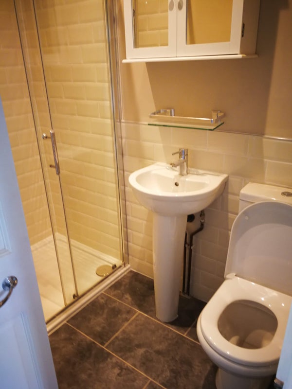 Photo 1: washroom
