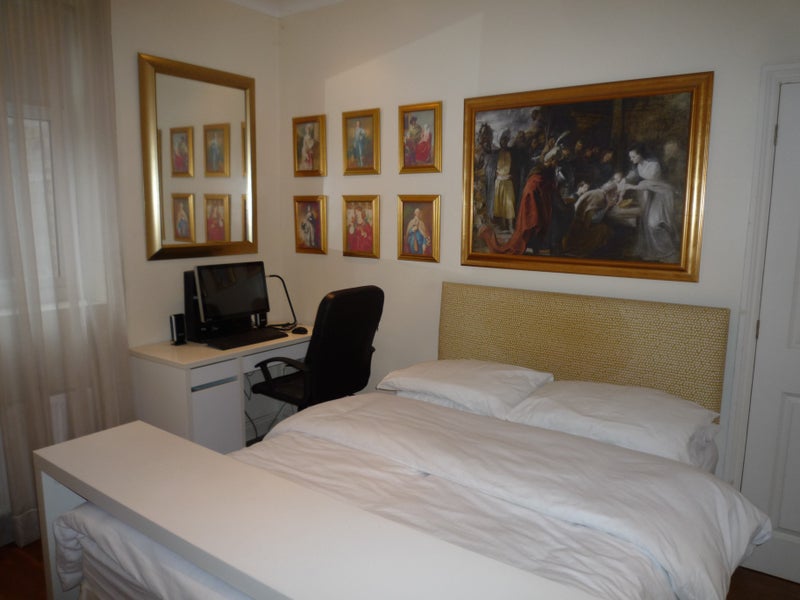 Photo 1: Luxurious Studio