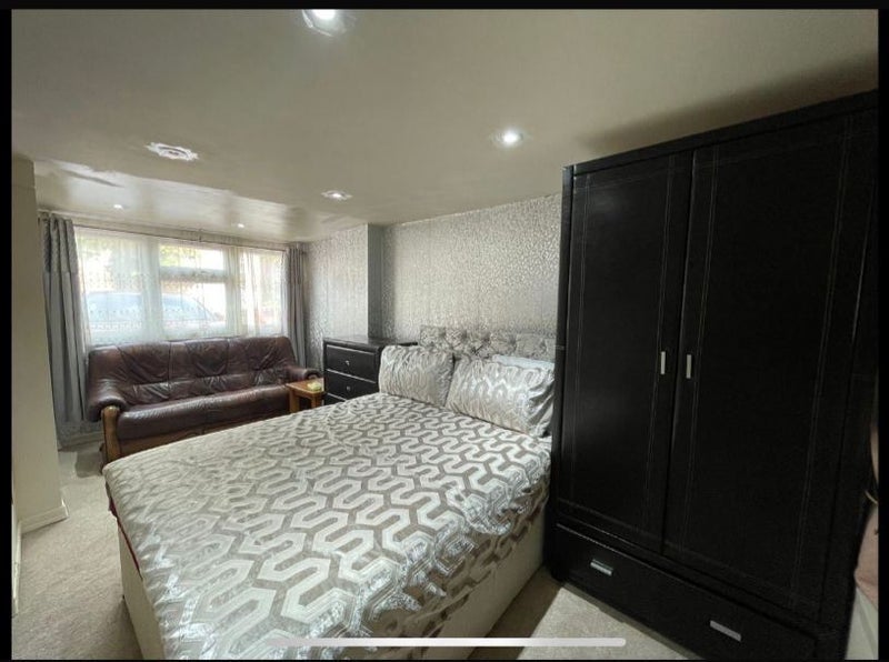 Photo 1: Room 1