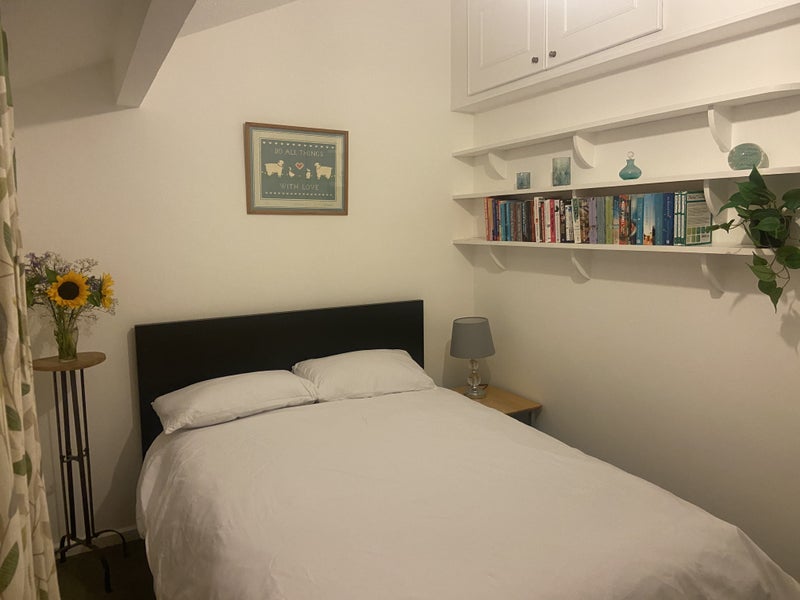 Photo 1: Double bedroom for single occupancy Monday to Friday only