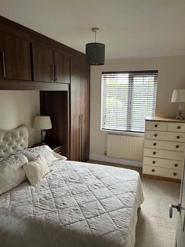 Photo 1: Room to Rent