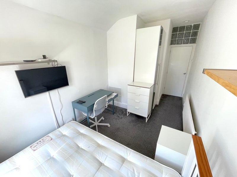 Photo 1: Room available - NOW 