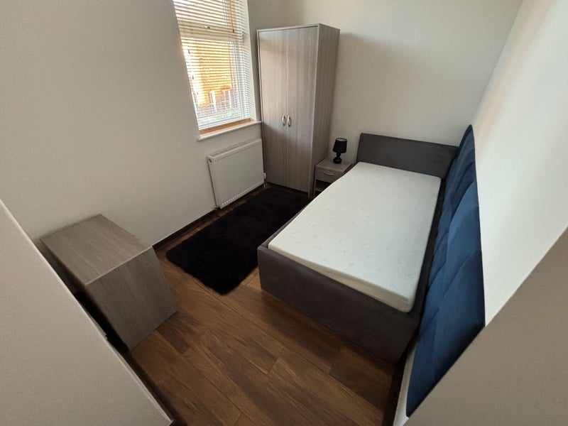 Photo 1: Single room