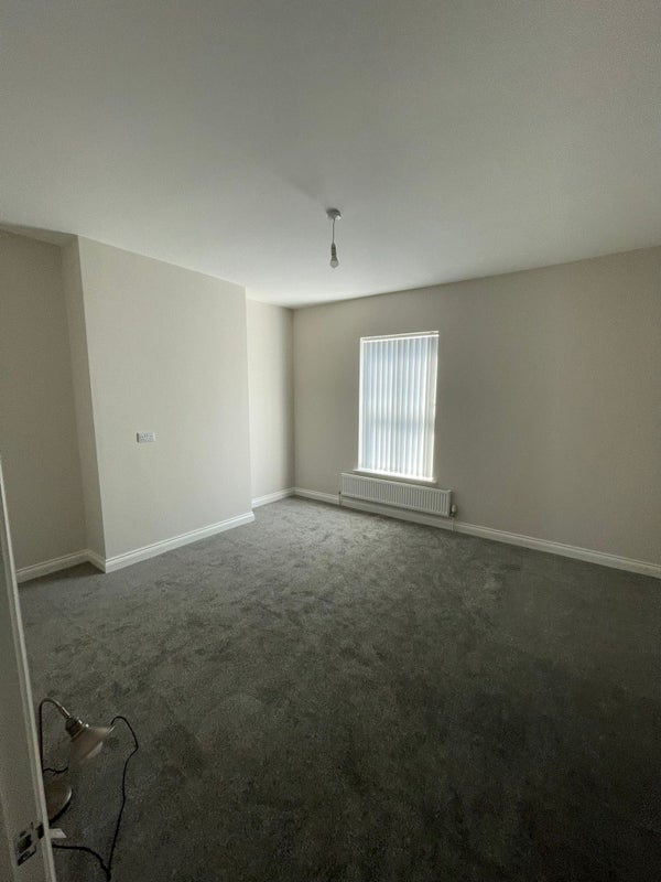 Photo 1: Double bedroom