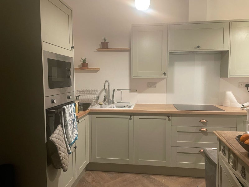 Photo 1: Kitchen area